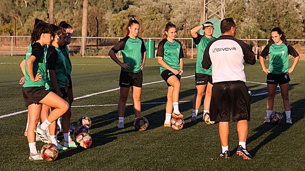 Un entrenamiento del Córdoba CF Femenino a las órdenes de Antonio Serrano 'Chico'