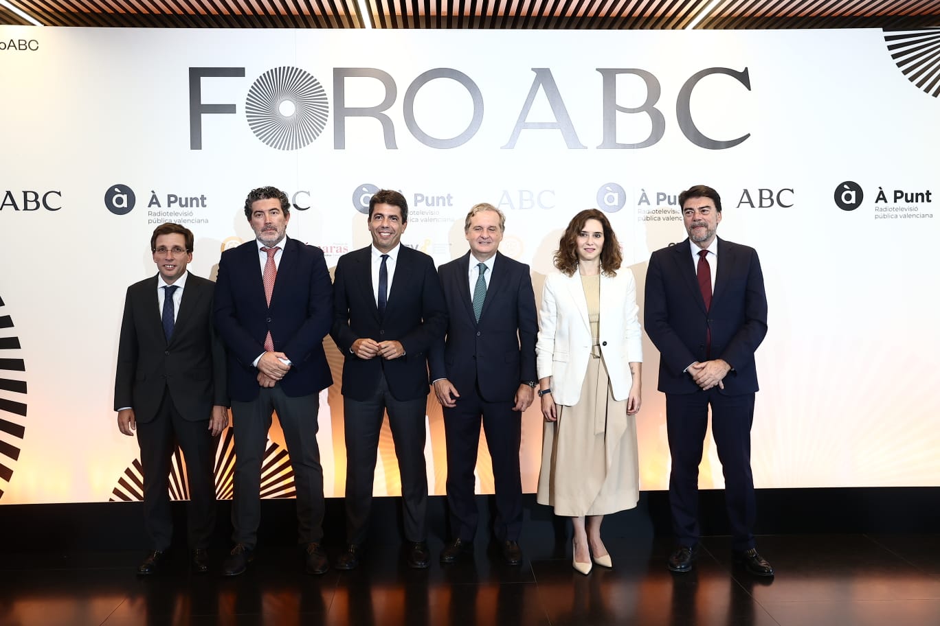 El alcalde de Madrid, José Luis Martínez-Almeida; el director de ABC, Julián Quirós; el presidente de la Comunidad Valenciana, Carlos Mazón; el presidente de Vocento, Ignacio Ybarra; la presidenta de la Comunidad de Madrid, Isabel Díaz Ayuso; y el alcalde de Alicante, Luis Barcala