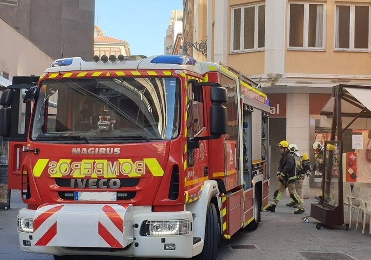 Los Bomberos de Valladolid trabajan para apagar un pequeño incendio originado en el interior de un establecimiento de la calle Montero Calvo