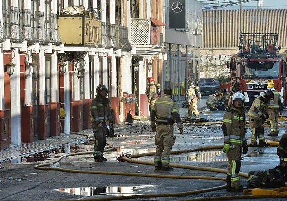 Los bomberos a las puertas de las discotecas incendiadas
