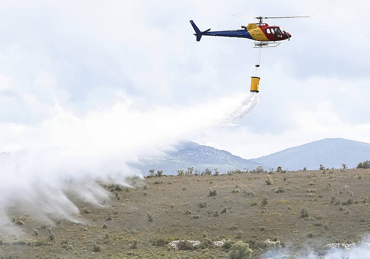 Helicóptero actuando en un incendio, en una imagen de archivo
