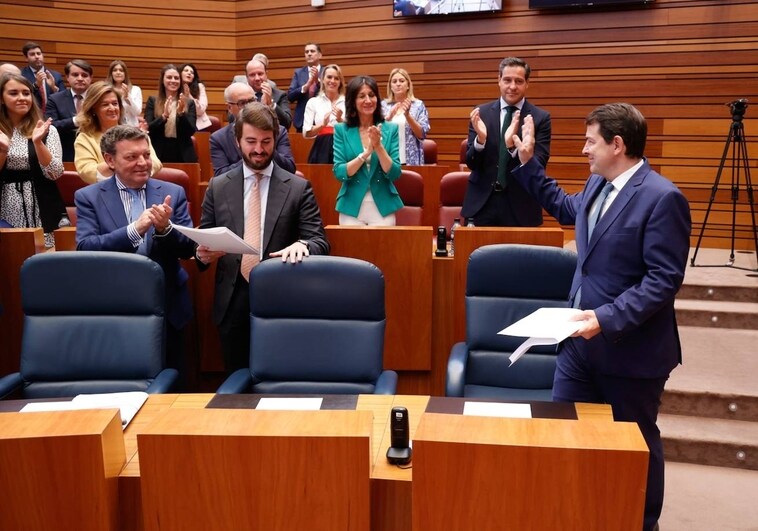 Mañueco es aplaudido antes de intervenir en el debate de Política General