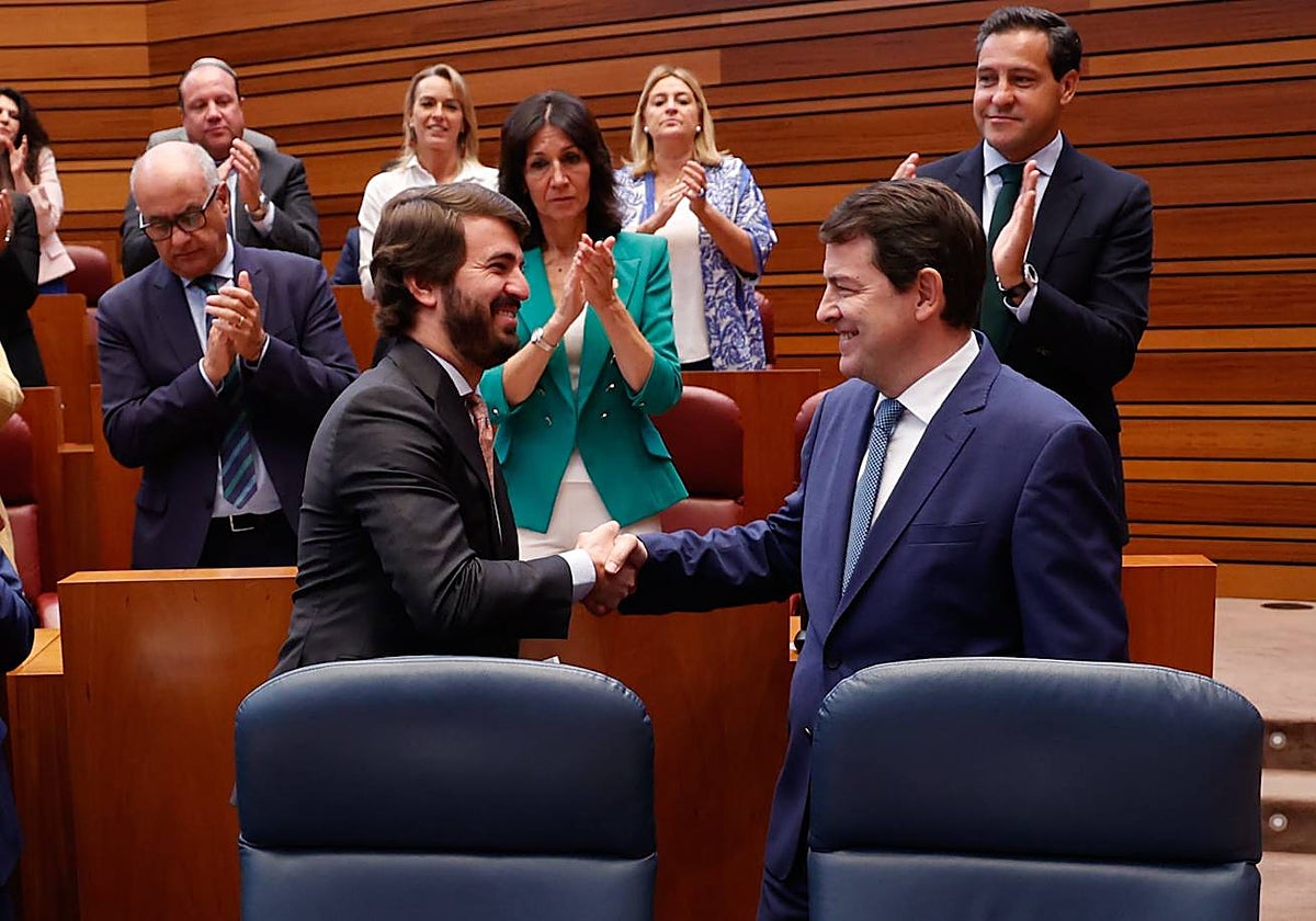 Mañueco saluda al vicepresidente Juan García-Gallardo tras su intervención