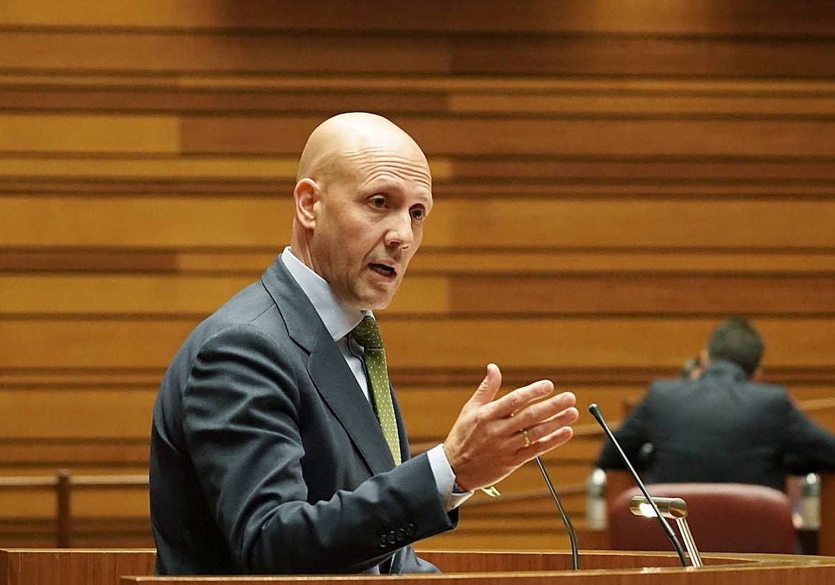 El portavoz del Grupo Parlamentario de Vox, Carlos Menéndez, durante su intervención en el debate sobre Política General de la Junta de Castilla y León