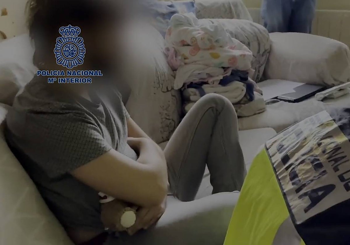 El pederasta, en el registro de su domicilio. En vídeo, imágenes de la detención.