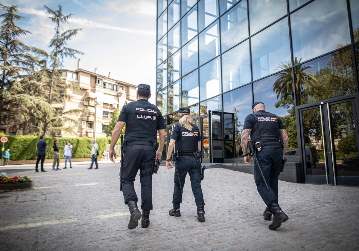 Policías nacionales patrullan delante del Palacio de Congresos y Exposiciones de Granada