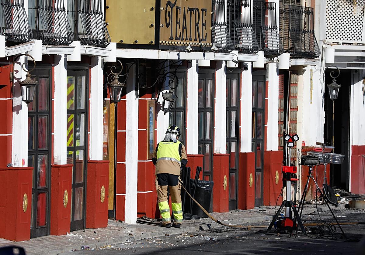 Bomberos de Murcia trabajan frente al Teatre, en la zona de ocio de Las Atalayas, donde ocurrió el incendio