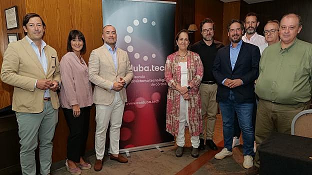 La presidenta del Imdeec, con miembros de CordubaTech, durante la presentación del foro