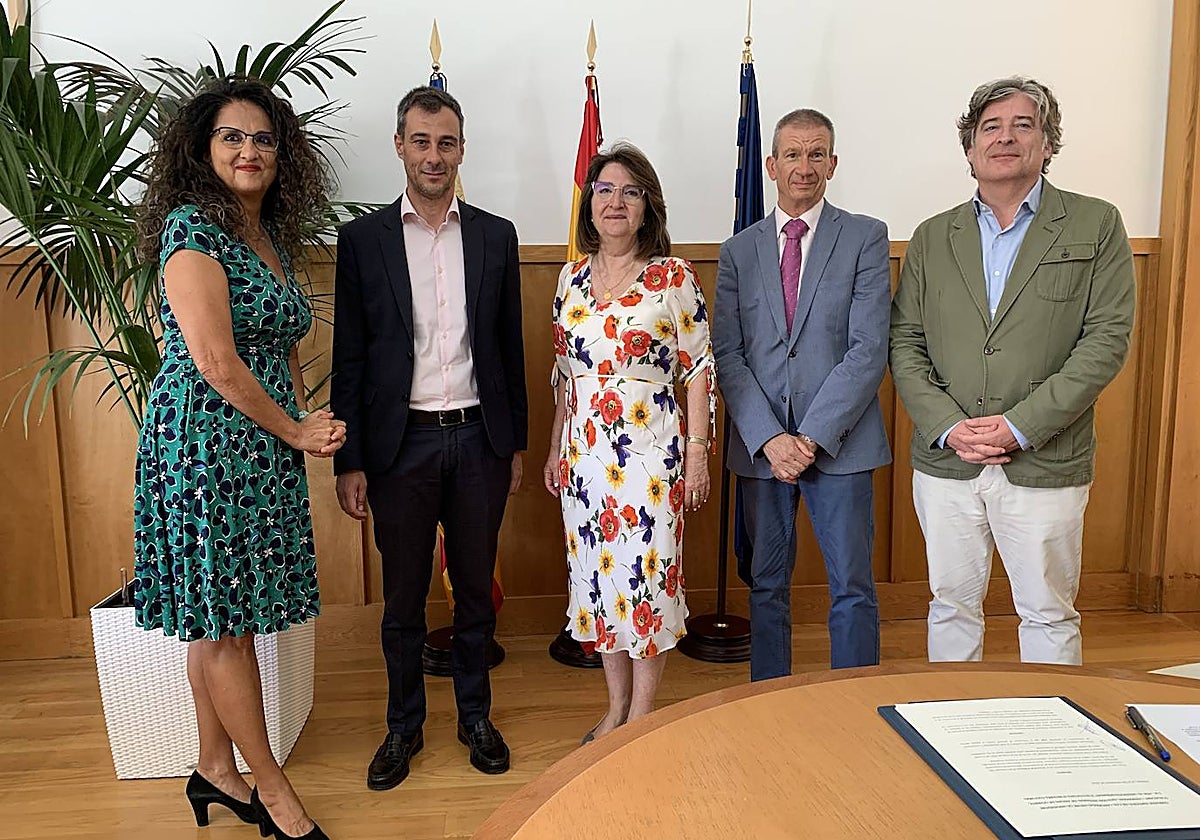 Imagen de la firma del convenio entre Hidraqua y la Universidad de Alicante