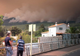 2.600 vecinos de Tenerife siguen desalojados tras la reactivación del incendio forestal