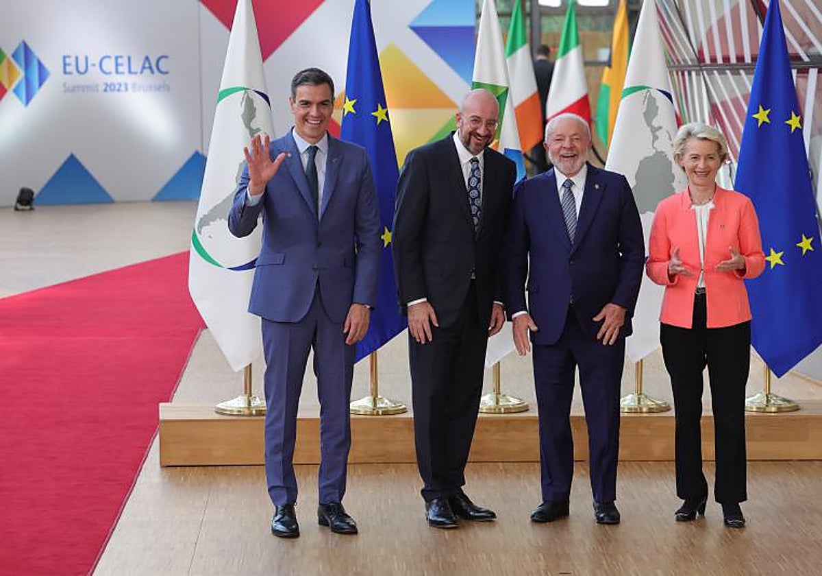 Sánchez junto a Charles Michel, Lula da Silva y Ursula Von der Leyen en un acto de la presidencia europea
