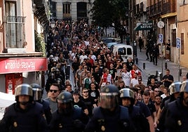 La Policía custodia a los violentos hinchas del Feyenoord sin que se produzcan altercados en Madrid