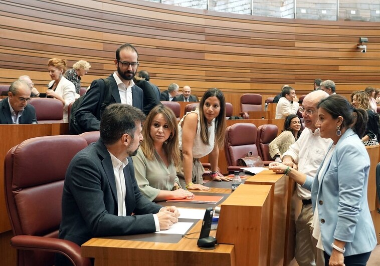 Los abogados del Grupo Socialista y Francisco Igea dialogan durante la segunda sesión del debate sobre política general de la Junta