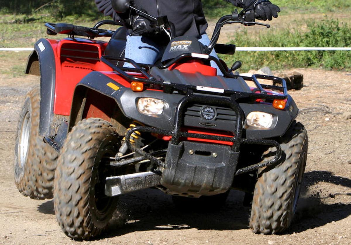 Detienen a una mujer en Asturias que iba en quad sin carnet, ni ITV, ni  casco, ni seguro y llevando un burro muerto