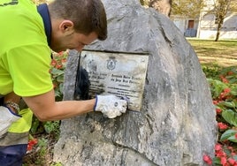 Atacan con pintura el monolito en homenaje de Fernando Buesa y su escolta