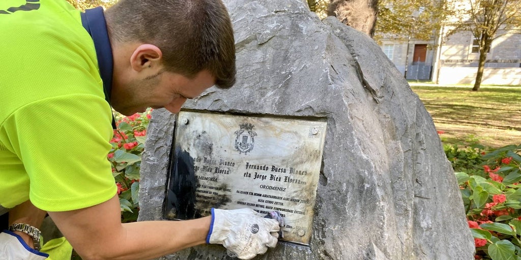 Atacan con pintura el monolito en homenaje de Fernando Buesa y su escolta