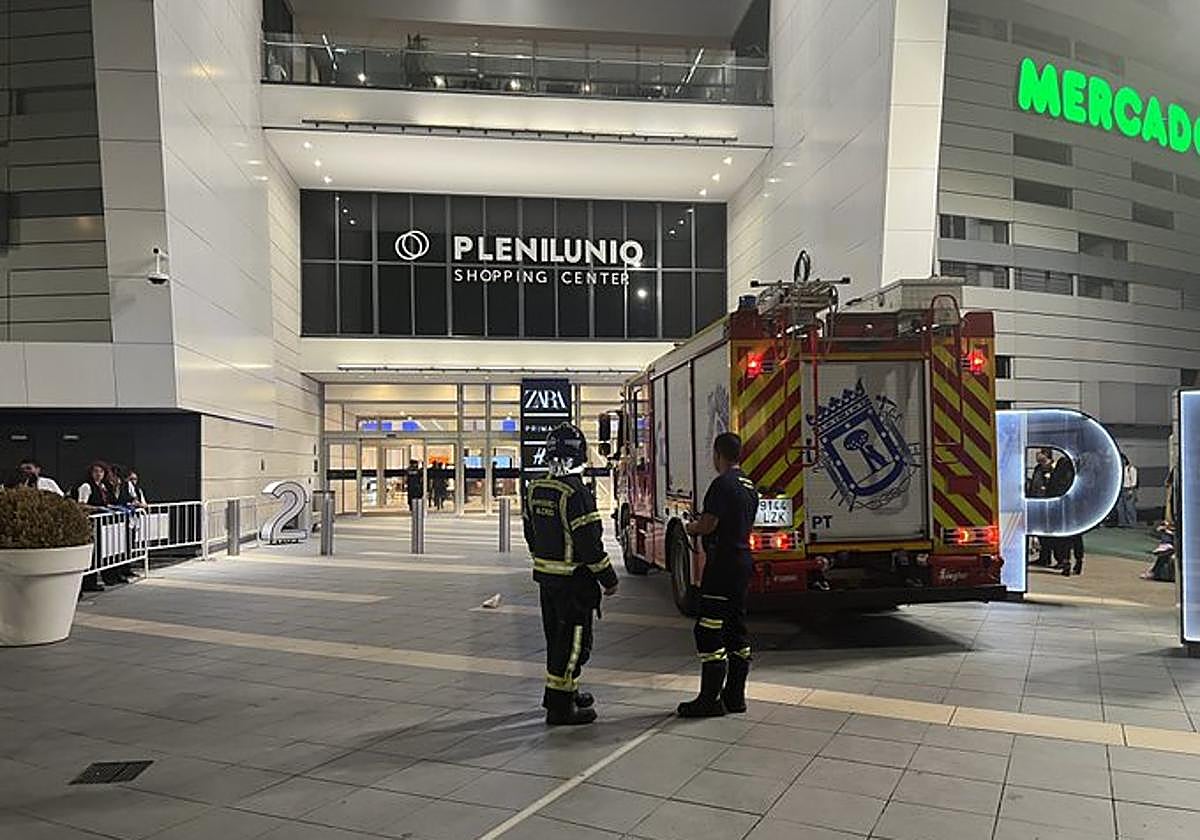 Desalojado el centro comercial Plenilunio en Madrid por un incendio en la cocina de un restaurante