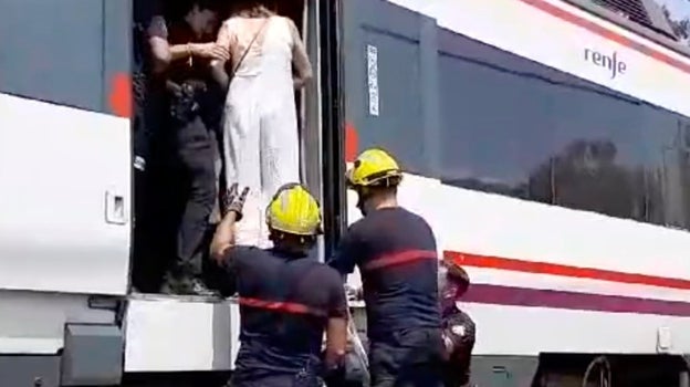 Bomberos ayudan a evacuar un tren averiado el pasado agosto en Torremolinos