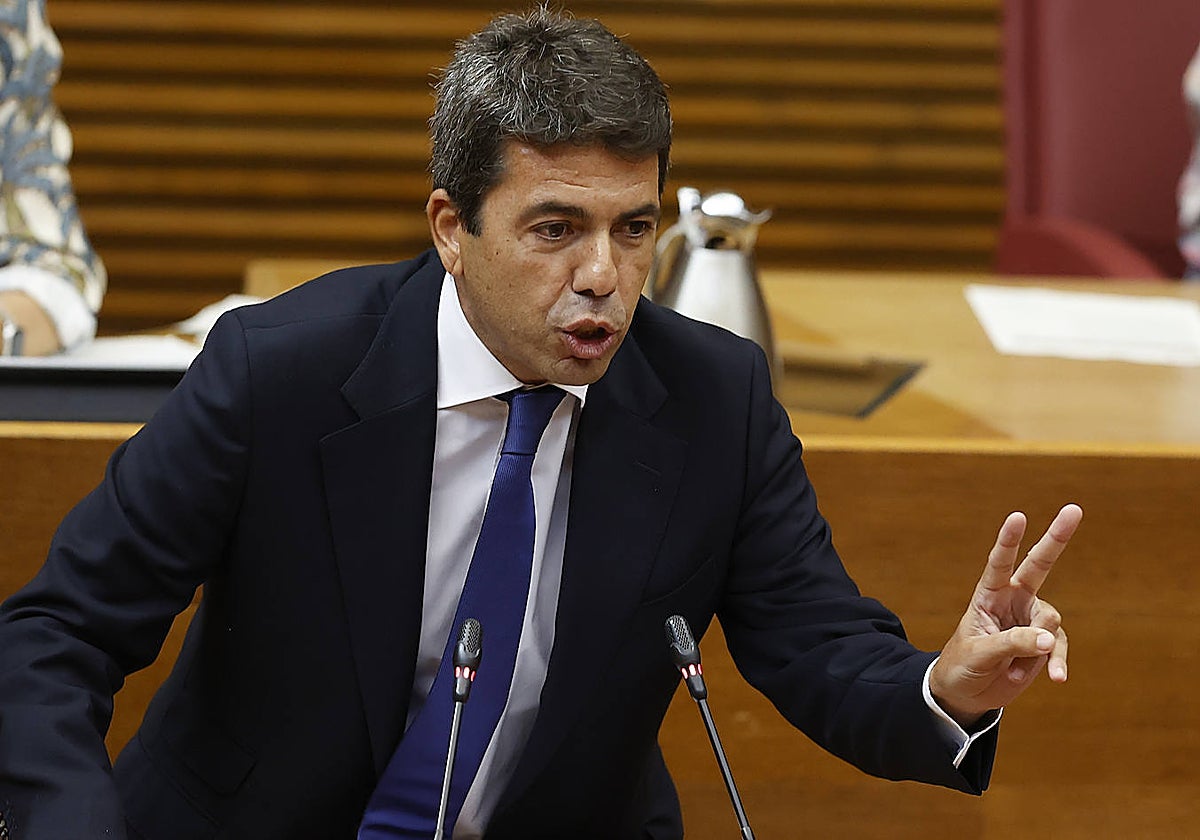 Imagen del presidente de la Generalitat, Carlos Mazón, este jueves en las Cortes Valencianas