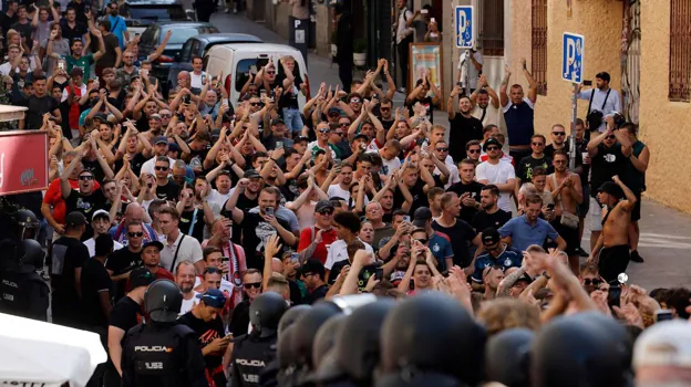 Los aficionados del Feyenoord, escoltados por la Policía Nacional, de camino al estadio del Atlético