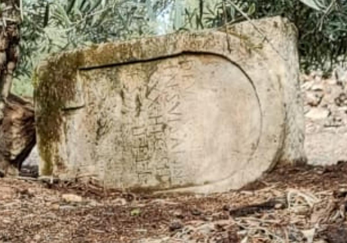 Imagen de la lápida recuperada en una finca de Lucena por la Guardia Civil