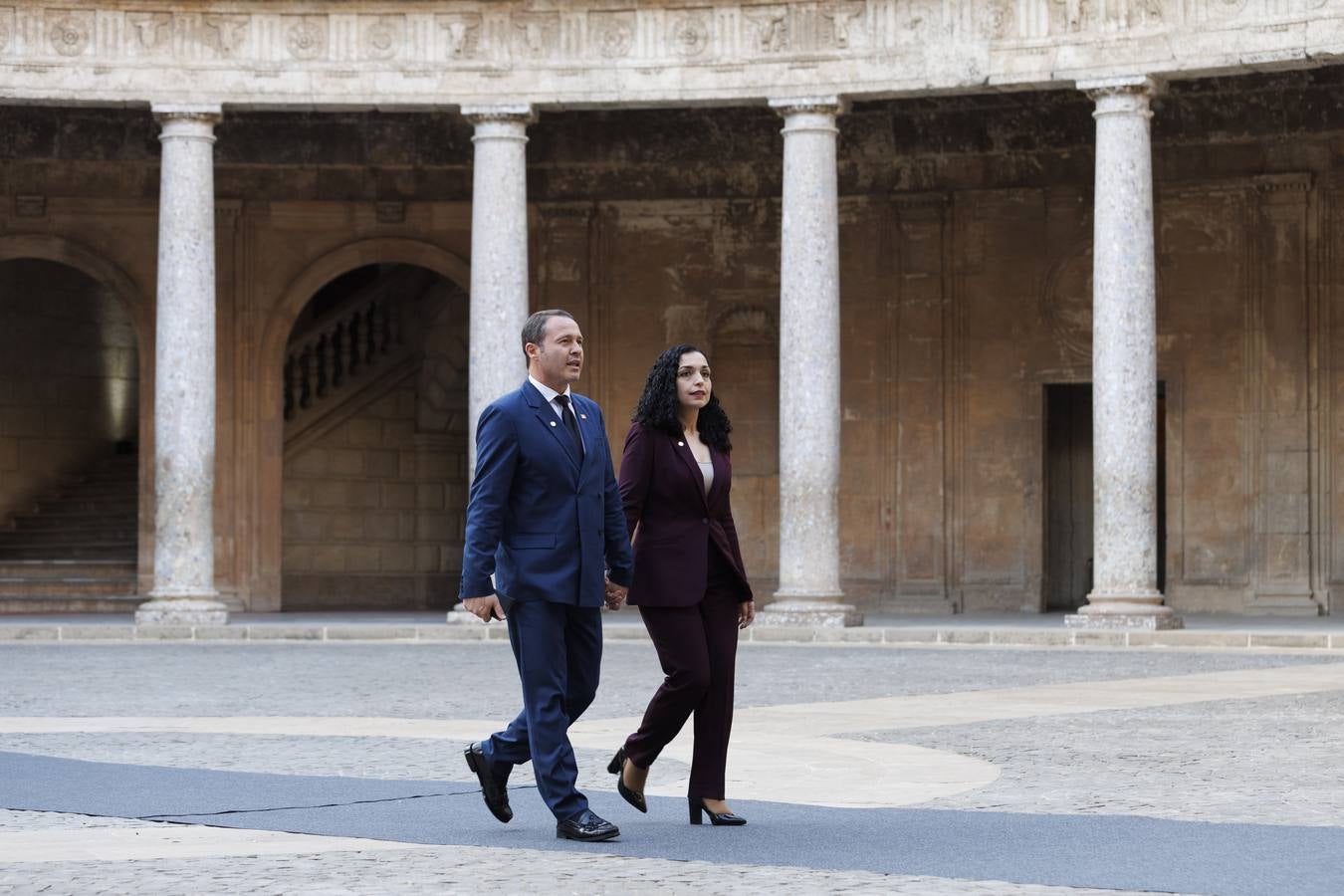 La presidenta de Kosovo, Vjosa Osmani-Sadriu, junto a su pareja