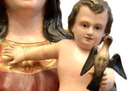 La hermandad difunde la imagen del niño Jesús robado en Álora para evitar que los ladrones lo vendan