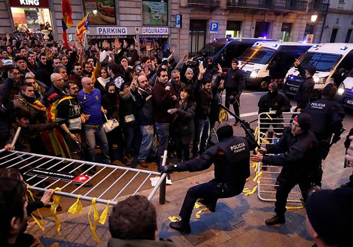 Cordón de mossos durante la protesta contra el Rey en Barcelona, en febrero de 2018
