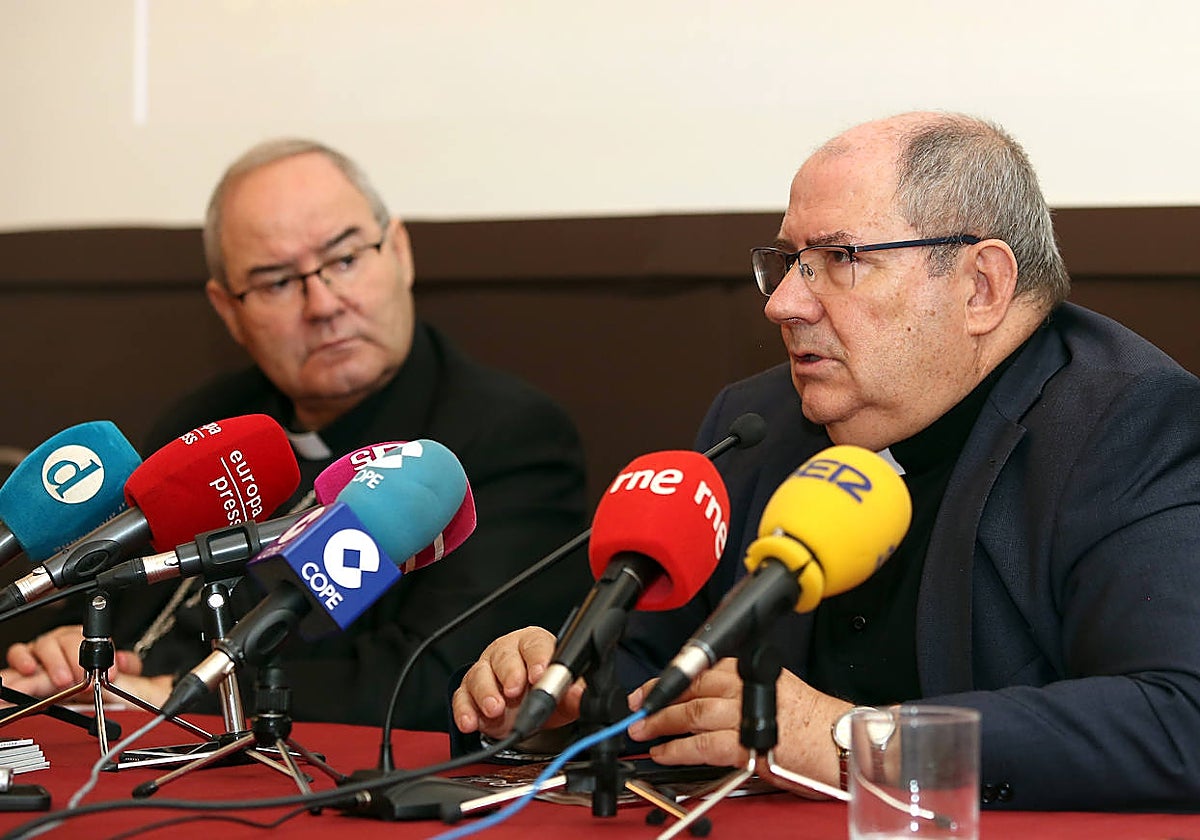 El deán de la catedral de Toledo, Juan Pedro Sánchez Gamero, hablar ante la mirada del arzobispo de Toledo