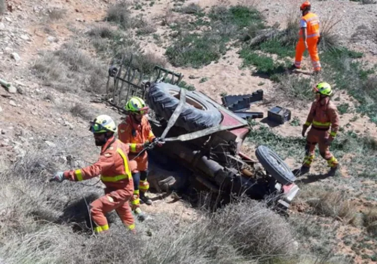 Imagen de archivo de los servicios de emergencia actuando en un accidente de tractor volcado en Valencia