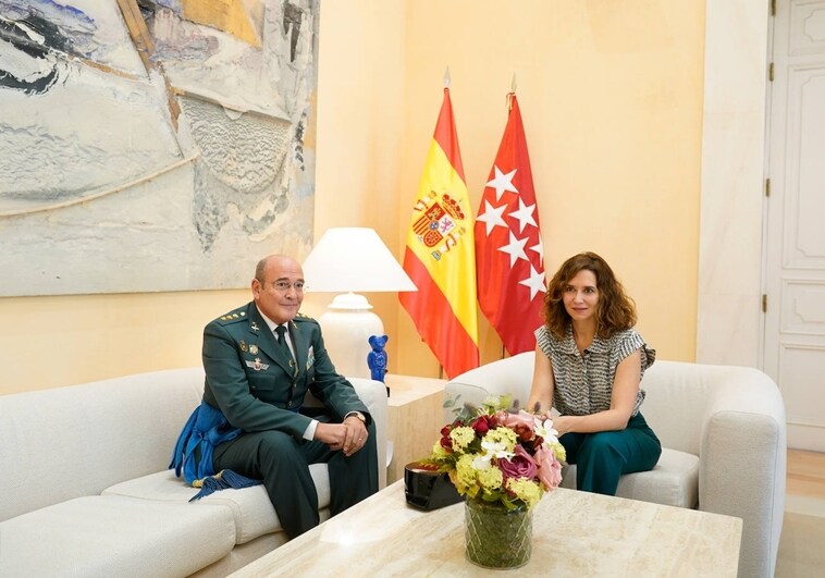 El coronel Pérez de los Cobos e Isabel Díaz Ayuso, en la Real Casa de Correos