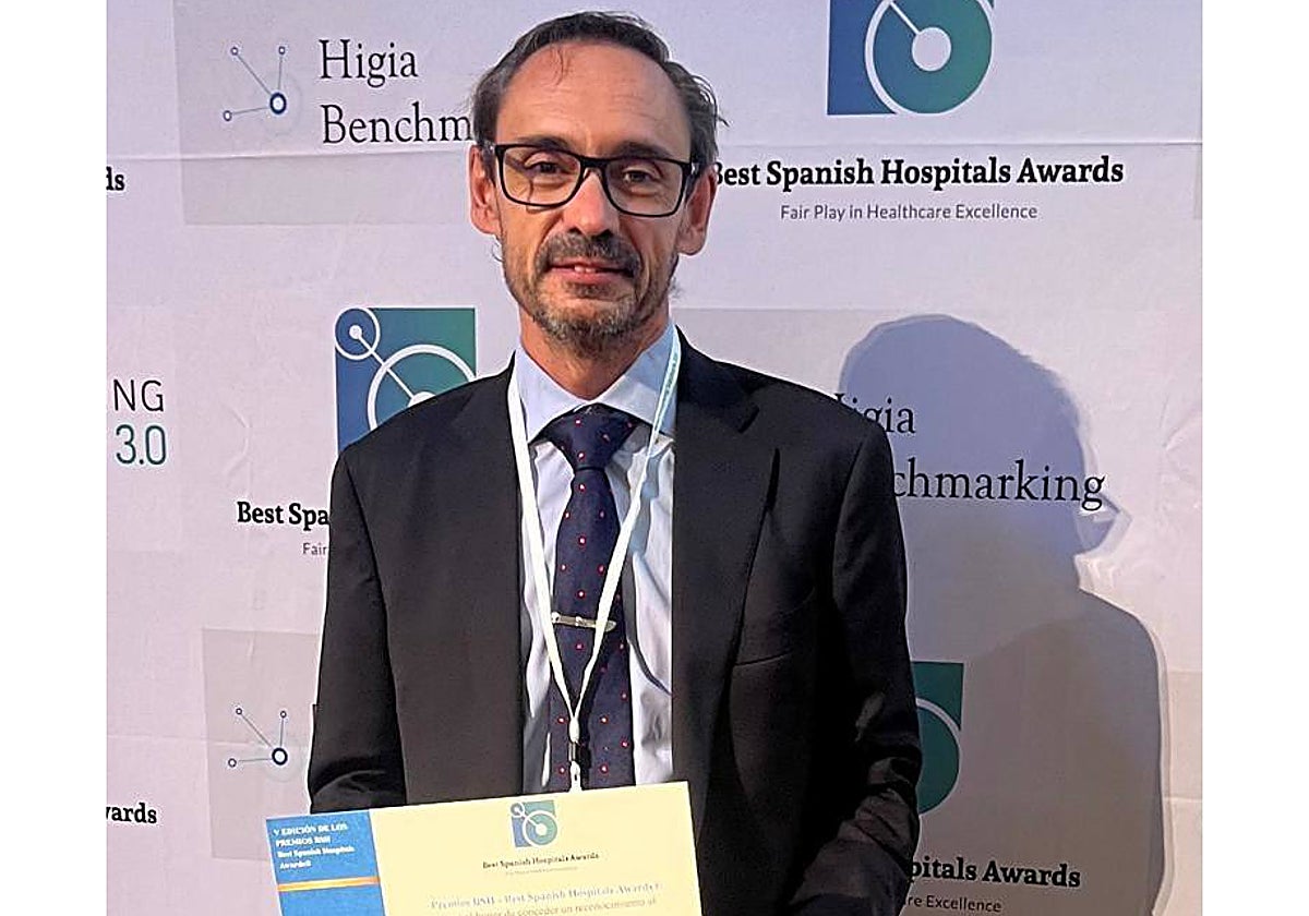 Imagen de Javier Millán, jefe de Urgencias del hospital La Fe, recogiendo el premio