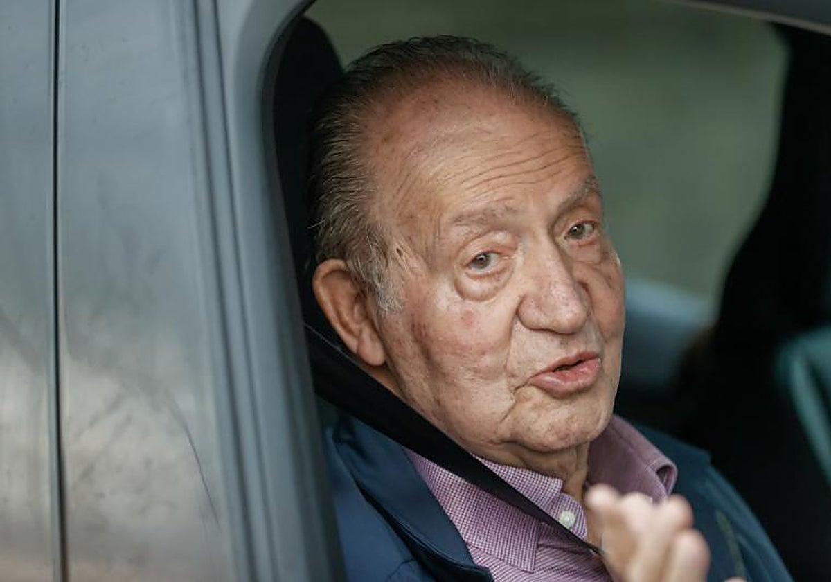 Don Juan Carlos se despide de los periodistas en su visita a Sanxenxo a principios de octubre