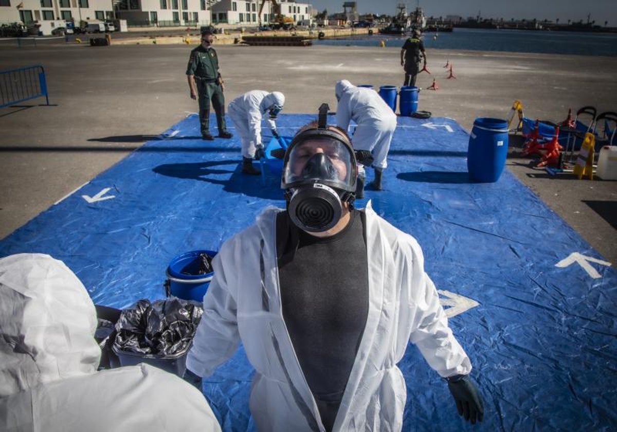 Imagen de un agente de la Guardia Civil durante su formación contra amenazas nucleares