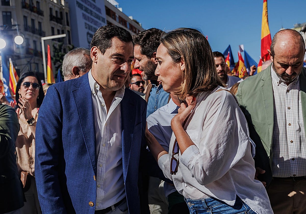 Juanma Moreno saluda a Cuca Gamarra en el acto del PP en Madrid del pasado mes de septiembre