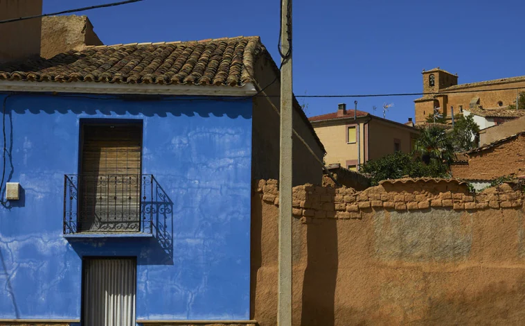 Imagen principal - Abajo, la casa de Aitor Esteban en la calle del hospital de Cañamaque, un pueblo donde en las calles se ven más banderas nacionales que vecinos 