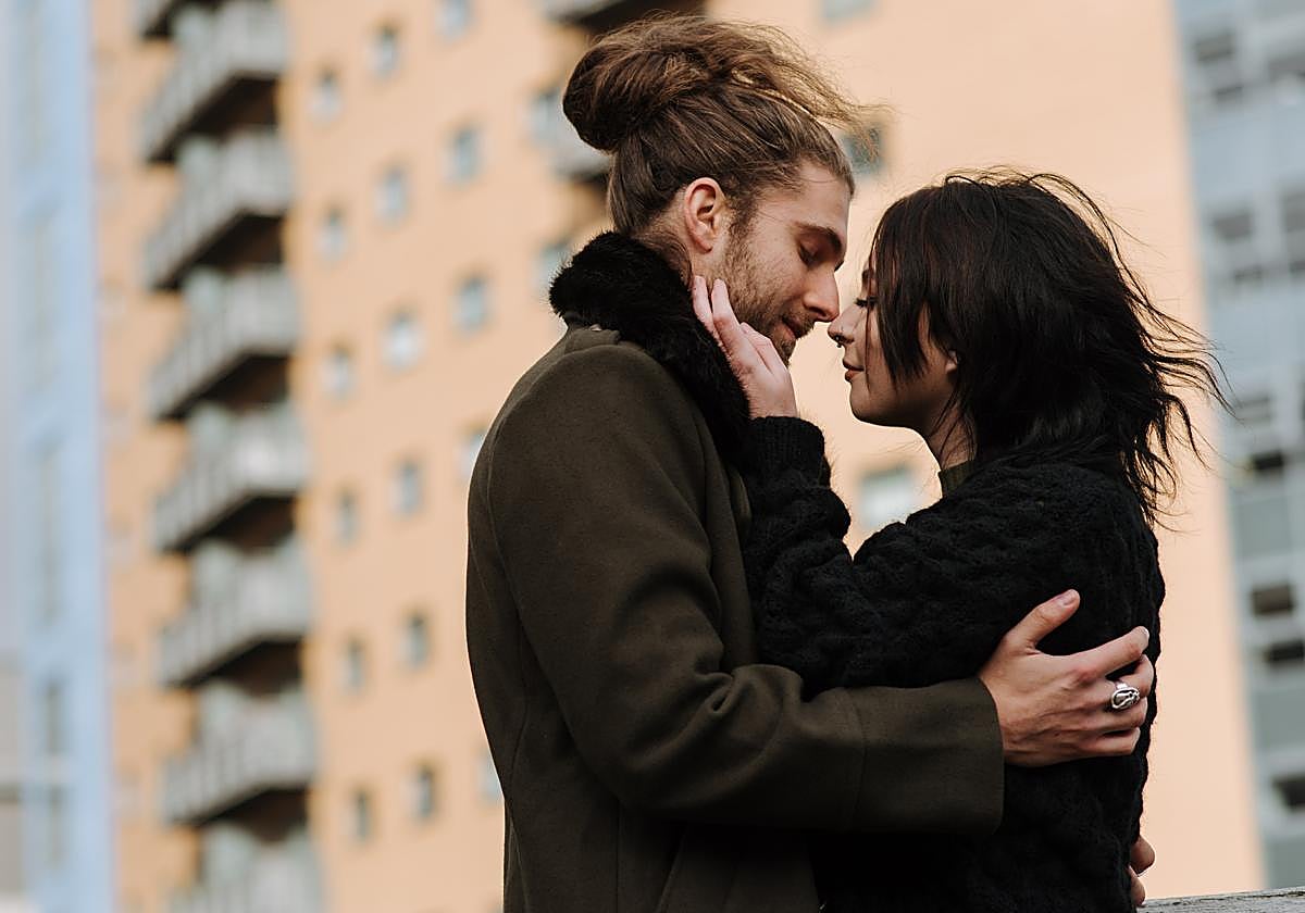 Una pareja se abraza