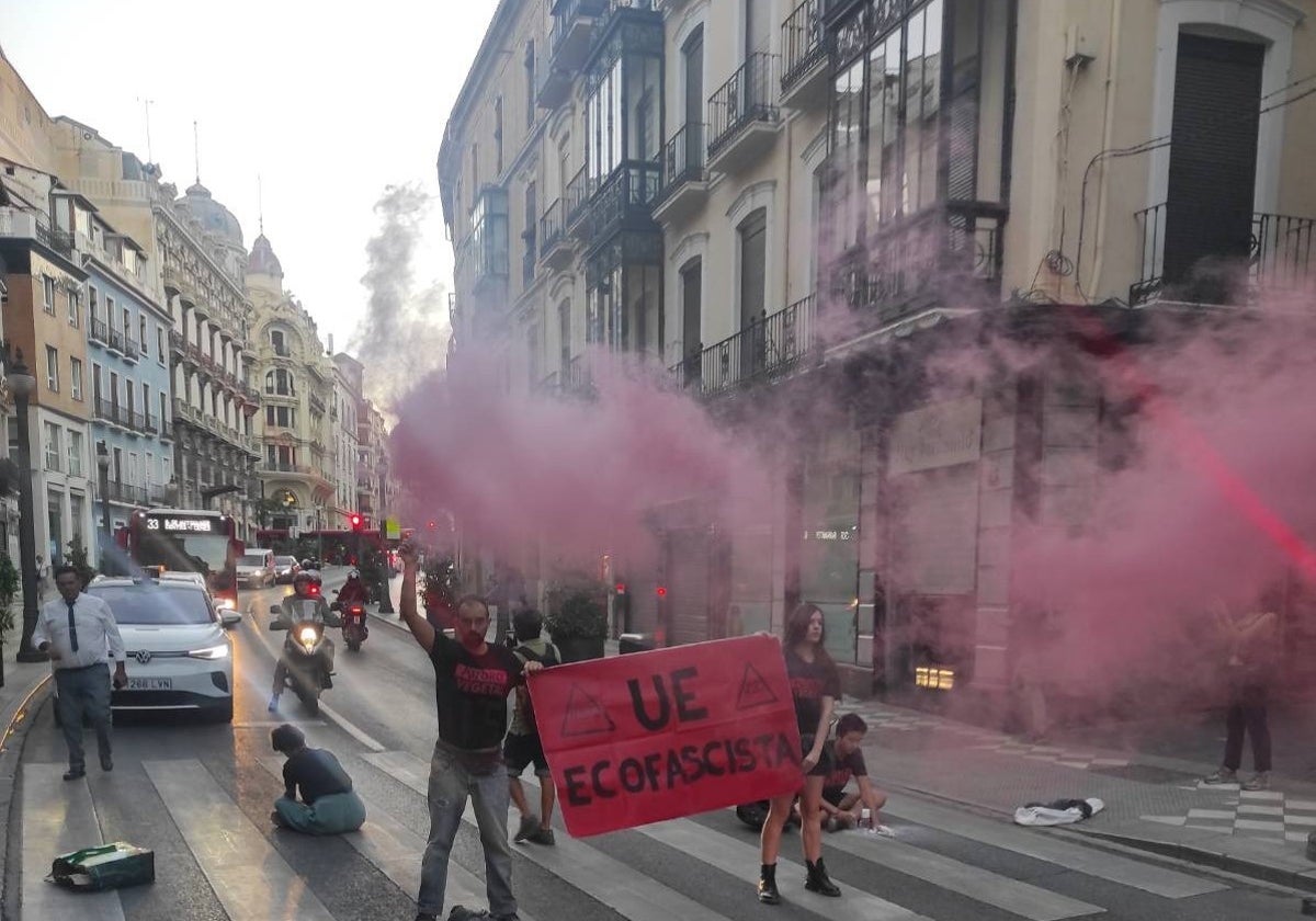 Los manifestantes, en la céntrica calle Reyes Católicos