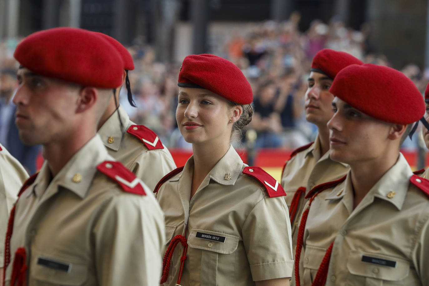 La Princesa Leonor junto a sus compañeros de la Academia Militar de Zaragoza.