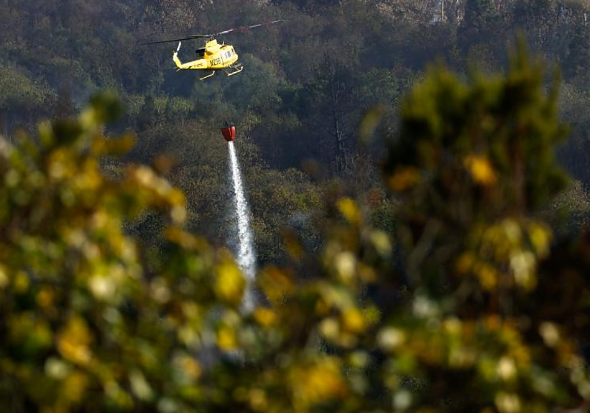 Un helicóptero descarga en Santa Úrsula en la reactivación del incendio en Tenerife