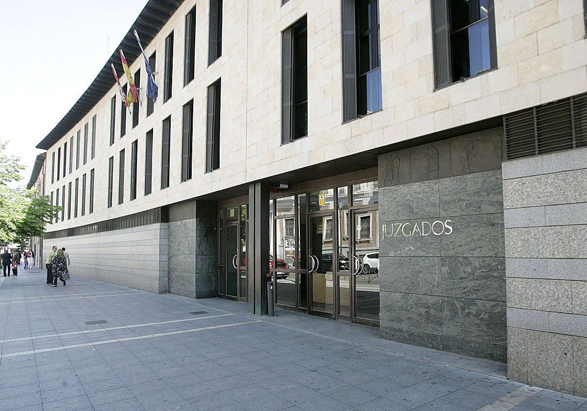 La víctima de una presunta &#039;manada&#039;: penetrada por siete, obligada a practicar felaciones y orinada encima