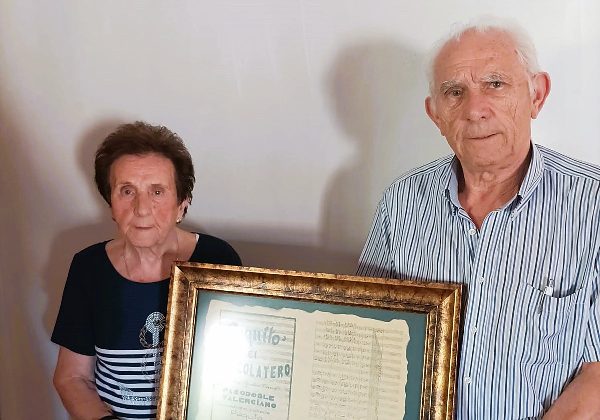 Imagen de los descendientes del compositor del pasadoble 'Paquito el cocholatero'