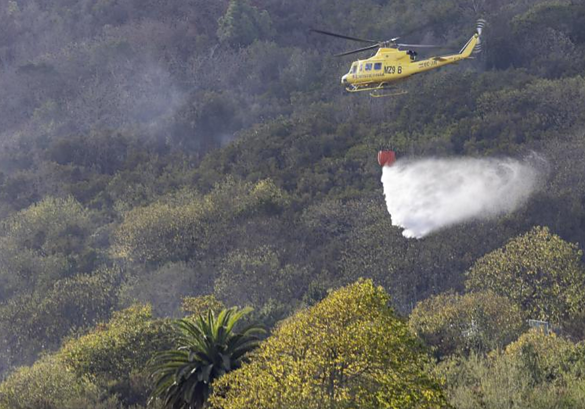 Un helicóptero descarga sobre uno de los puntos calientes en Santa Úrsula, Tenerife