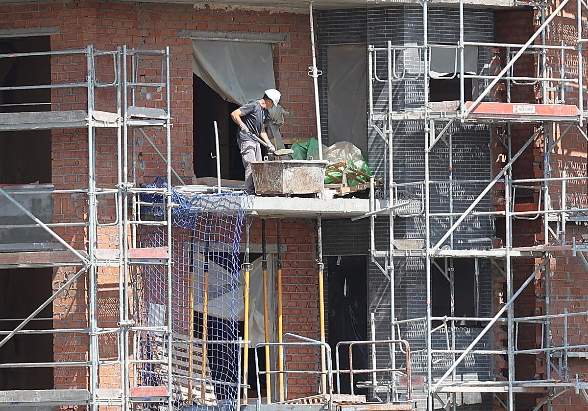 Un trabajador en las obras de una promoción inmobiliaria en Huerta de Santa Isabel