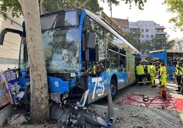 El conductor de un autobús de la EMT sufre una indisposición y estrella su vehículo contra otro bus y un árbol