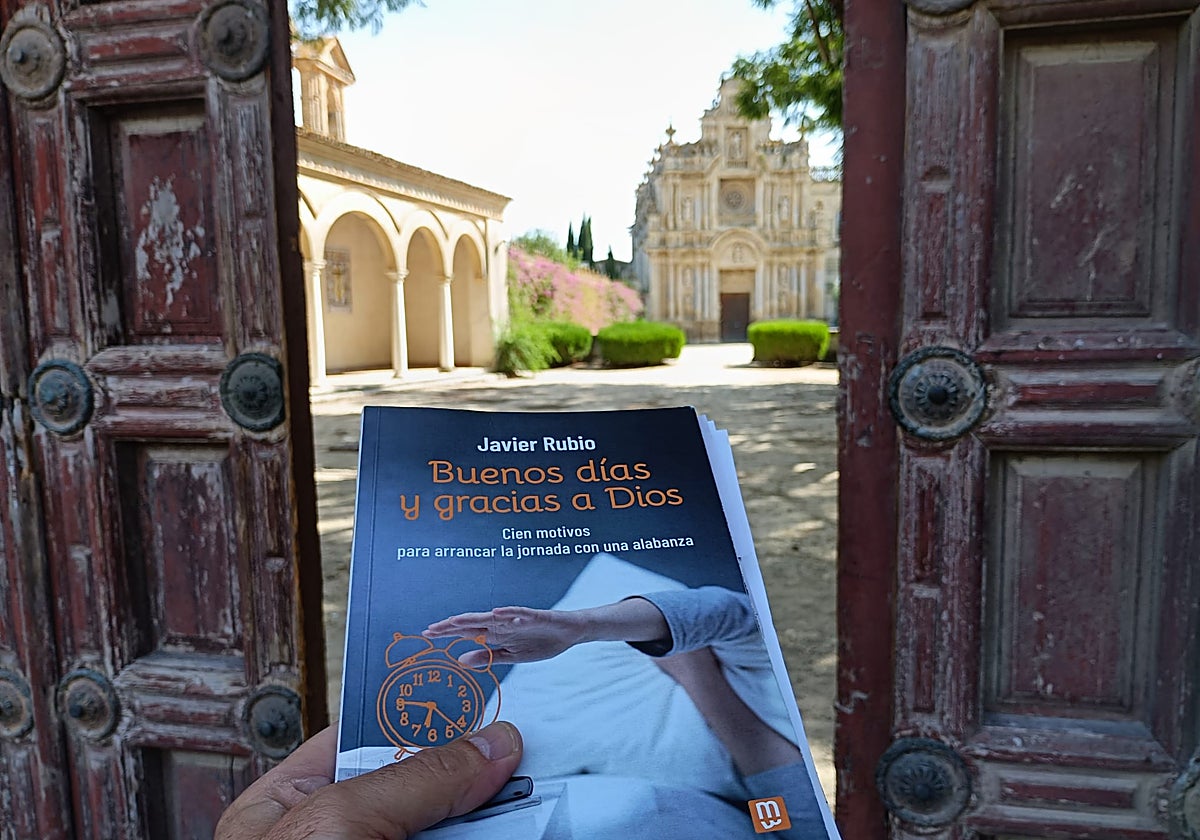 Un ejemplar de 'Buenos días y gracias a Dios' en la entrada a la Cartuja de Jerez
