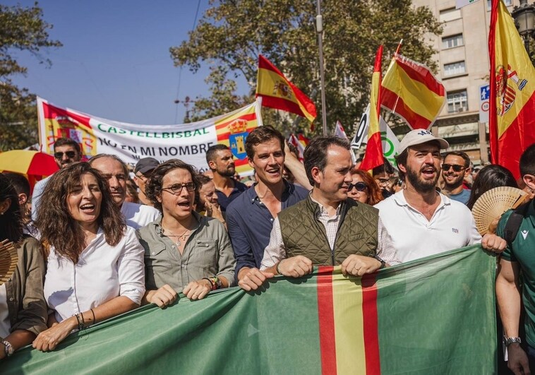 El vicepresidente de la Junta, Juan García Gallardo, en la multitudinaria protesta que se ha celebrado en Barcelona contra una posible ley de amnistía