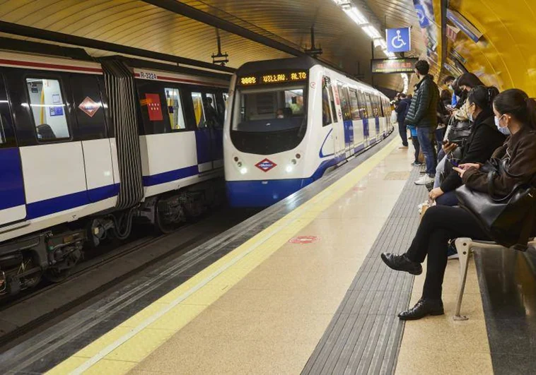 Trenes de Metro en una estación de Madrid