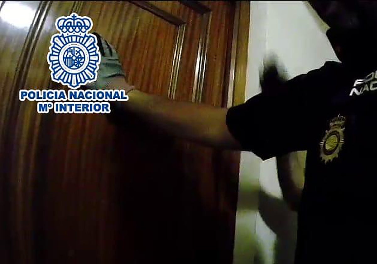 Un policía nacional frente a una casa donde se estaba perpetrando un robo en Alicante