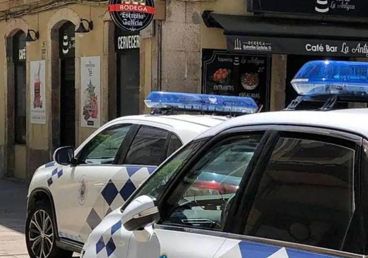 Imagen de dos coches de la Policía Local de Galicia.